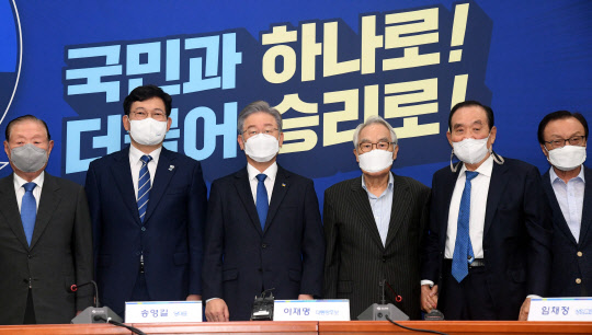 지난달 13일 이재명(왼쪽에서 3번째) 더불어민주당 대통령 후보가 국회에서 열린 대통령 후보-당대표-상임고문단 간담회에 기념촬영하고 있다. 가장 오른쪽에 이해찬 상임고문이 보인다. 국회사진기자단=연합뉴스.